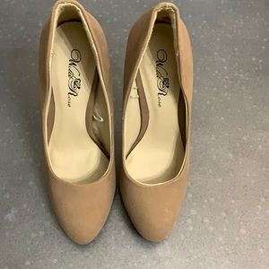Nude pumps. Never worn 5.5